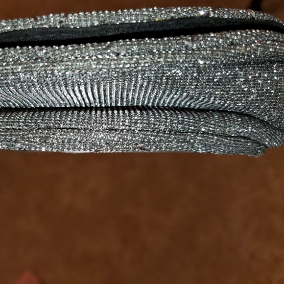 Crossbody Chain strap evening purse. Lined Silver quilted pattern shiny - Picture 5 of 7